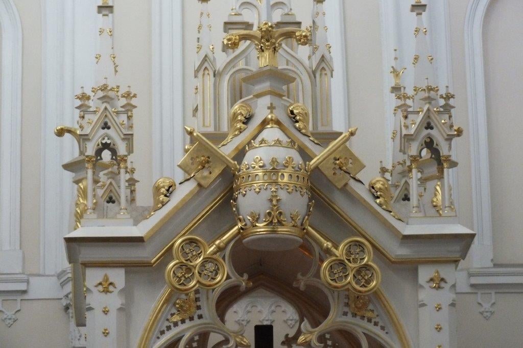 Tiara umieszczona na konfesji Świątyni Miłości i Miłosierdzia w Płocku