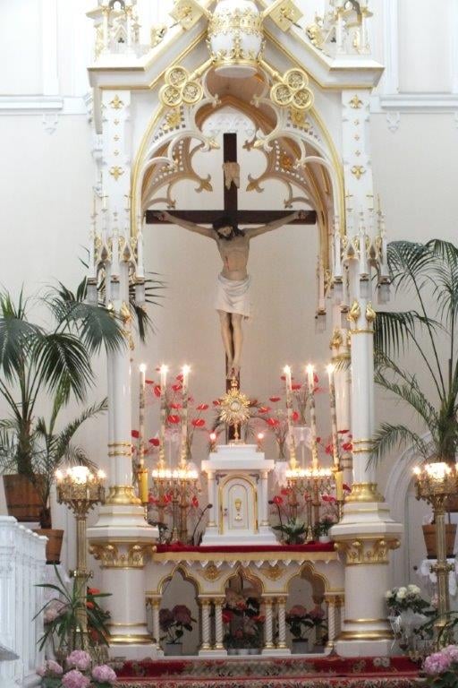 Ołtarz i konfesja w mariawickiej Świątyni Miłości i Miłosierdzia w Płocku