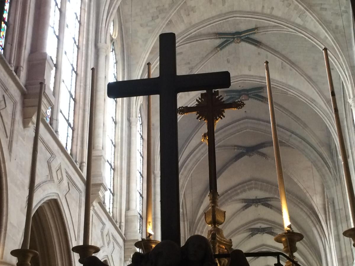 widok na krzyż ołtarzowy kościoła St. Germain w Paryżu
