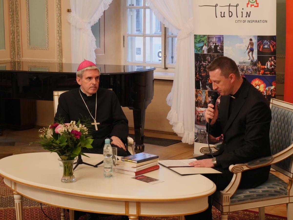 bp Krzysztof Nitkiewicz w rozmowie z ks. Grzegorzem Brudnym