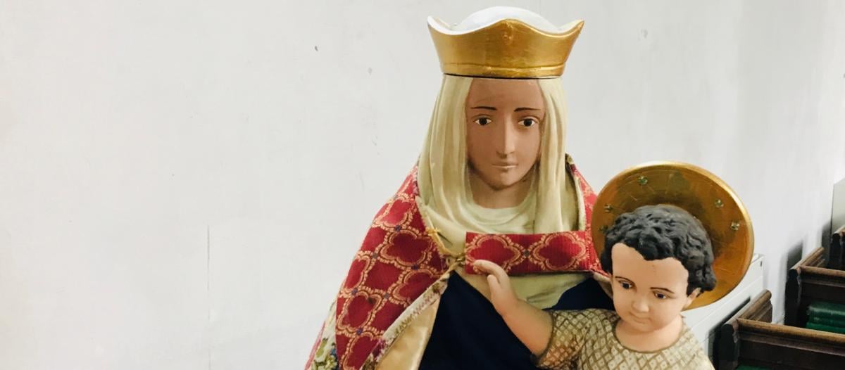Maria z Dzieciątkiem Jezus - figurka z anglikańskiego kościoła w Cambridge (UK)