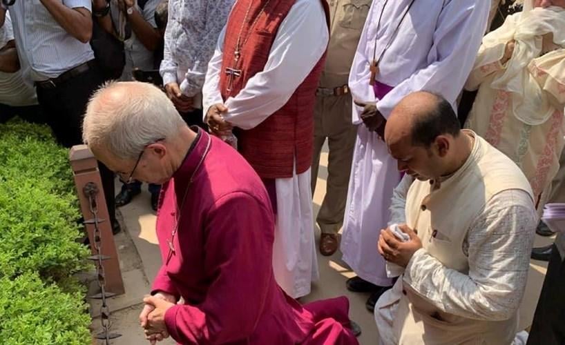 Abp Canterbury przed pomnikiem zbrodni w Armitsar