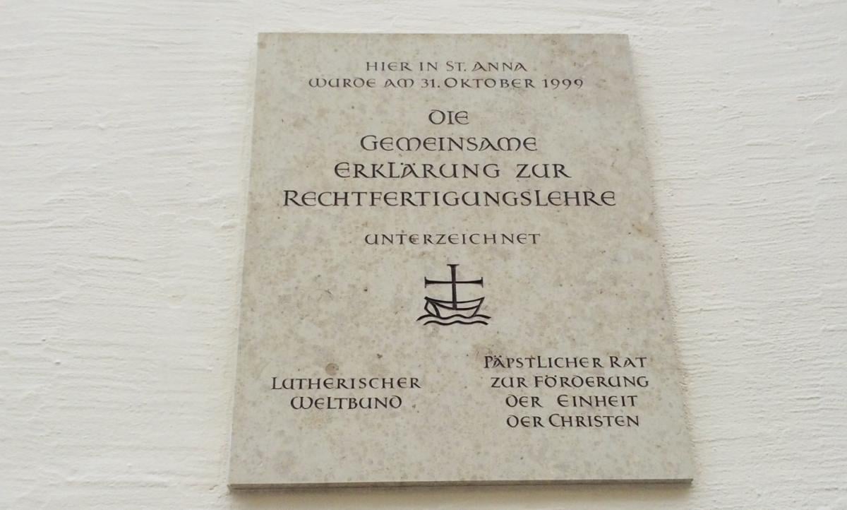 tablica na luterańskim kościele św. Anny w Augsburgu upamiętniająca podpisanie Wspólnej Deklaracji o Usprawiedliwieniu