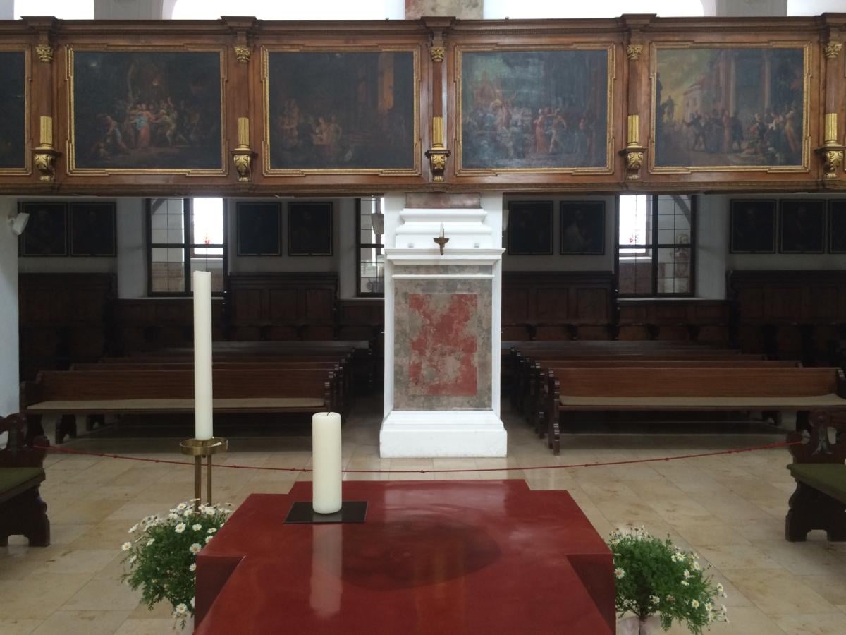 woskowy ołtarz w kształcie krzyża, w miejscu którego podpisywano w 1999 r. Wspólną Deklarację o Usprawiedliwieniu - ewangelicko-luterański kościół św. Anny w Augsburgu