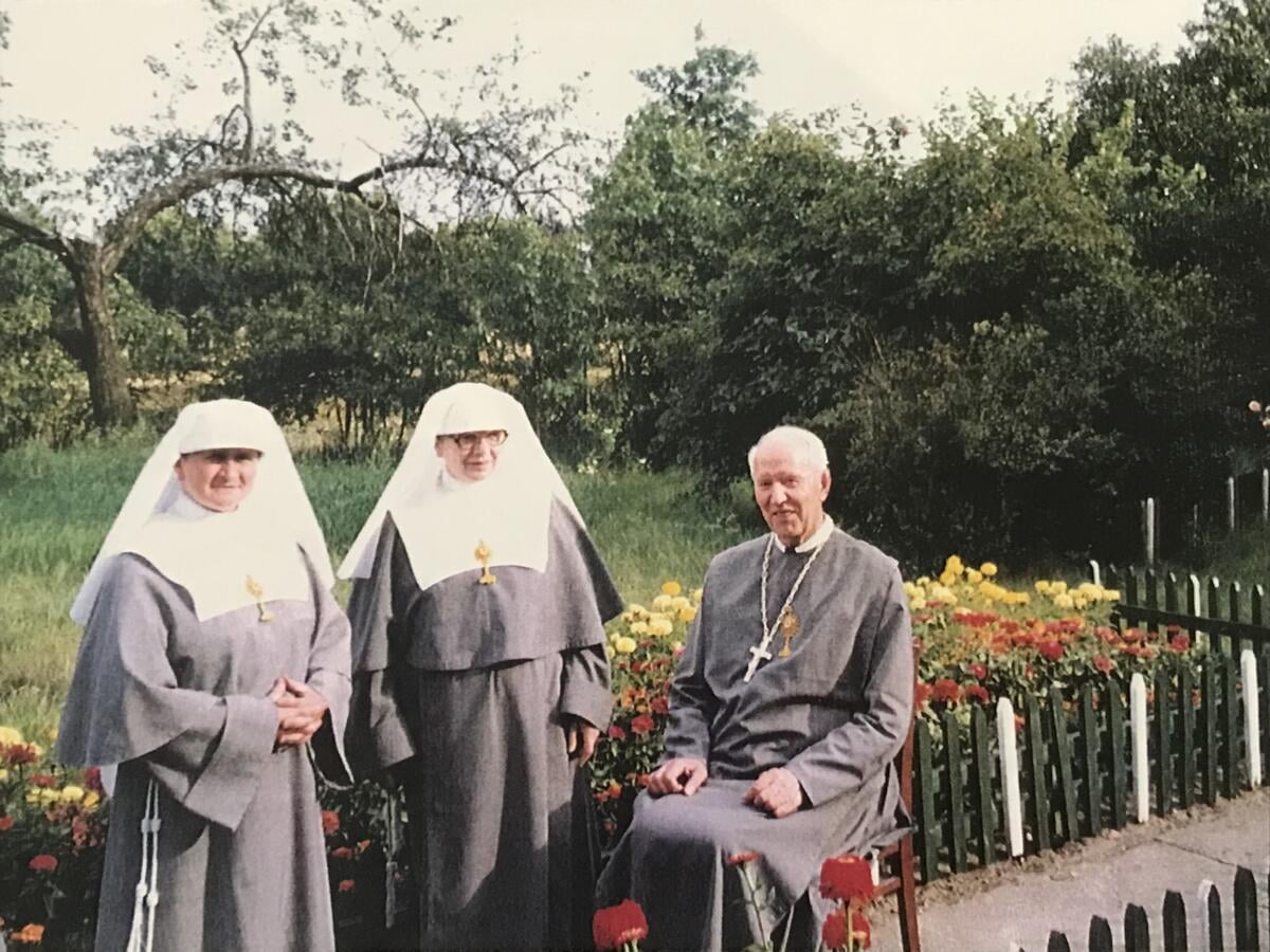 od lewej: s. M. Weronika, s. M. Beatrycze, abp M. Rafael Wojciechowski