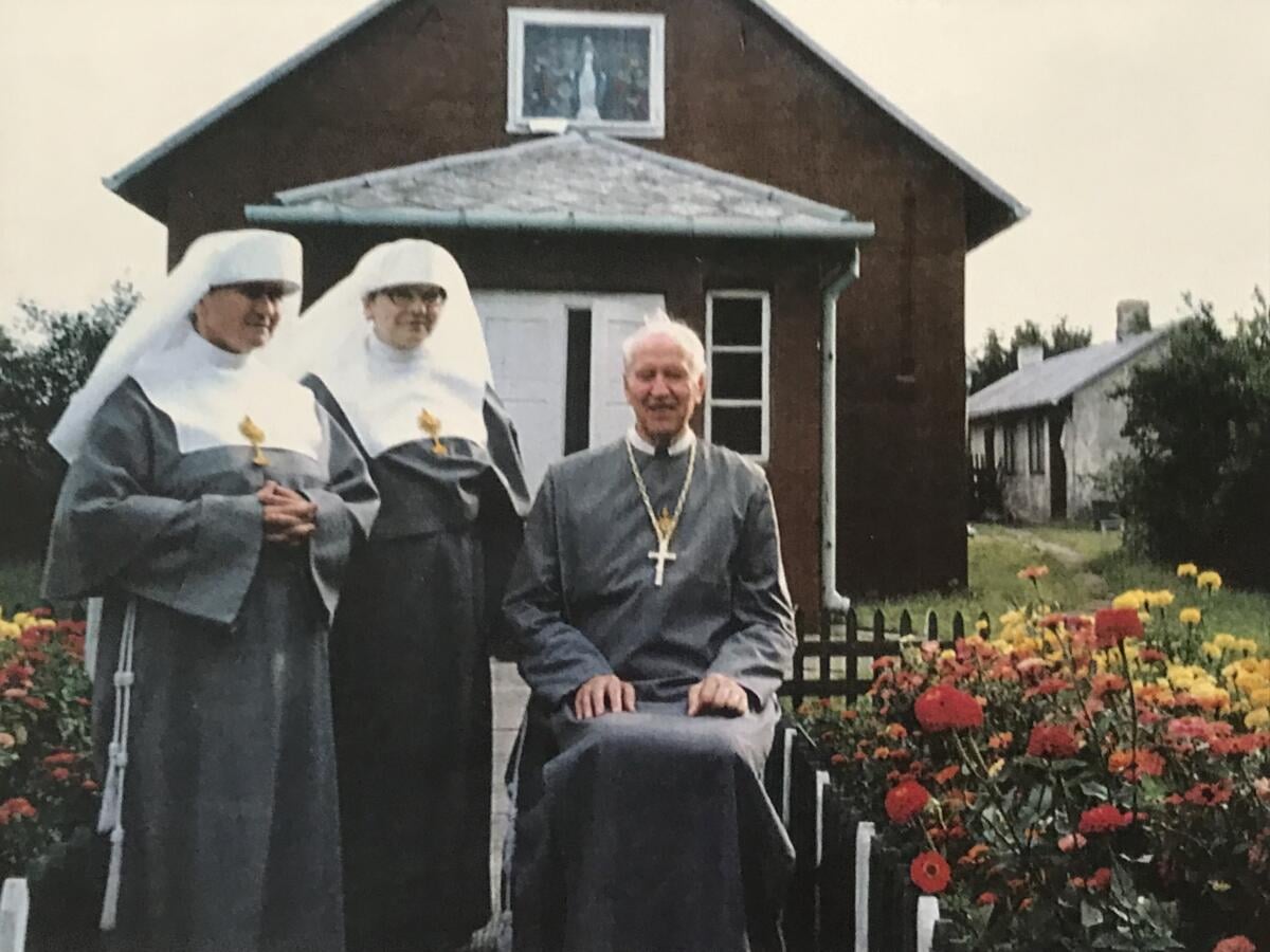 od lewej: s. M. Weronika, s. M. Beatrycze, abp M. Rafael Wojciechowski